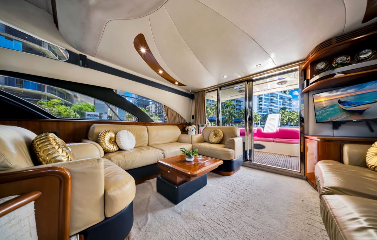 Azimut pink 60 ft — photo 9 of 10