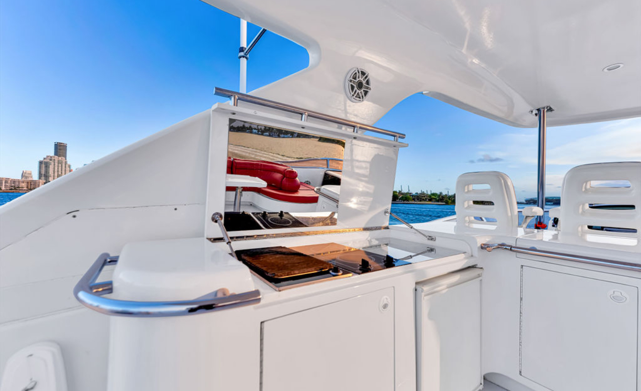 Ferretti 90 ft — photo 6 of 12
