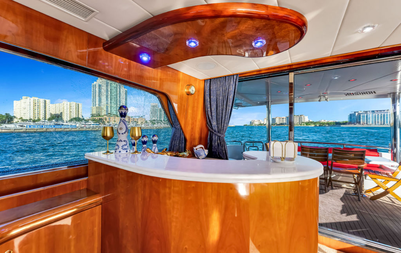 Ferretti 90 ft — photo 9 of 12