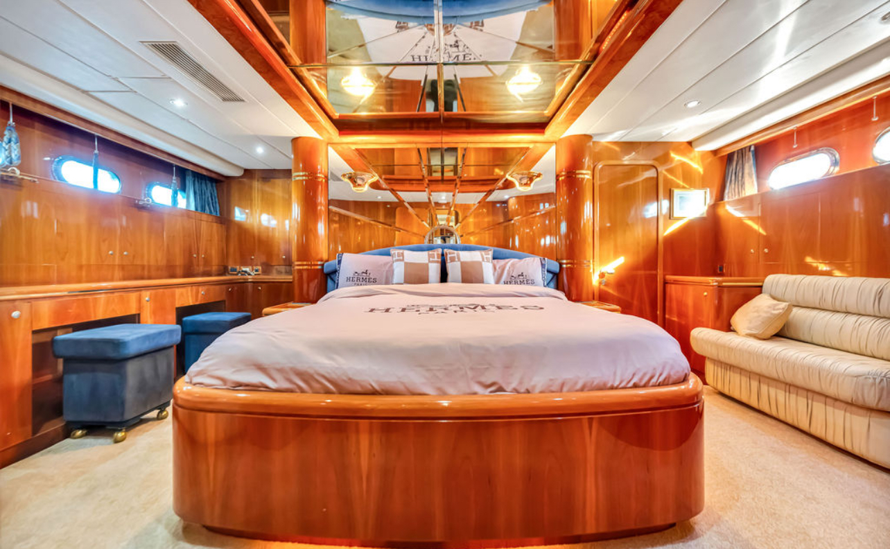 Ferretti 90 ft — photo 11 of 12