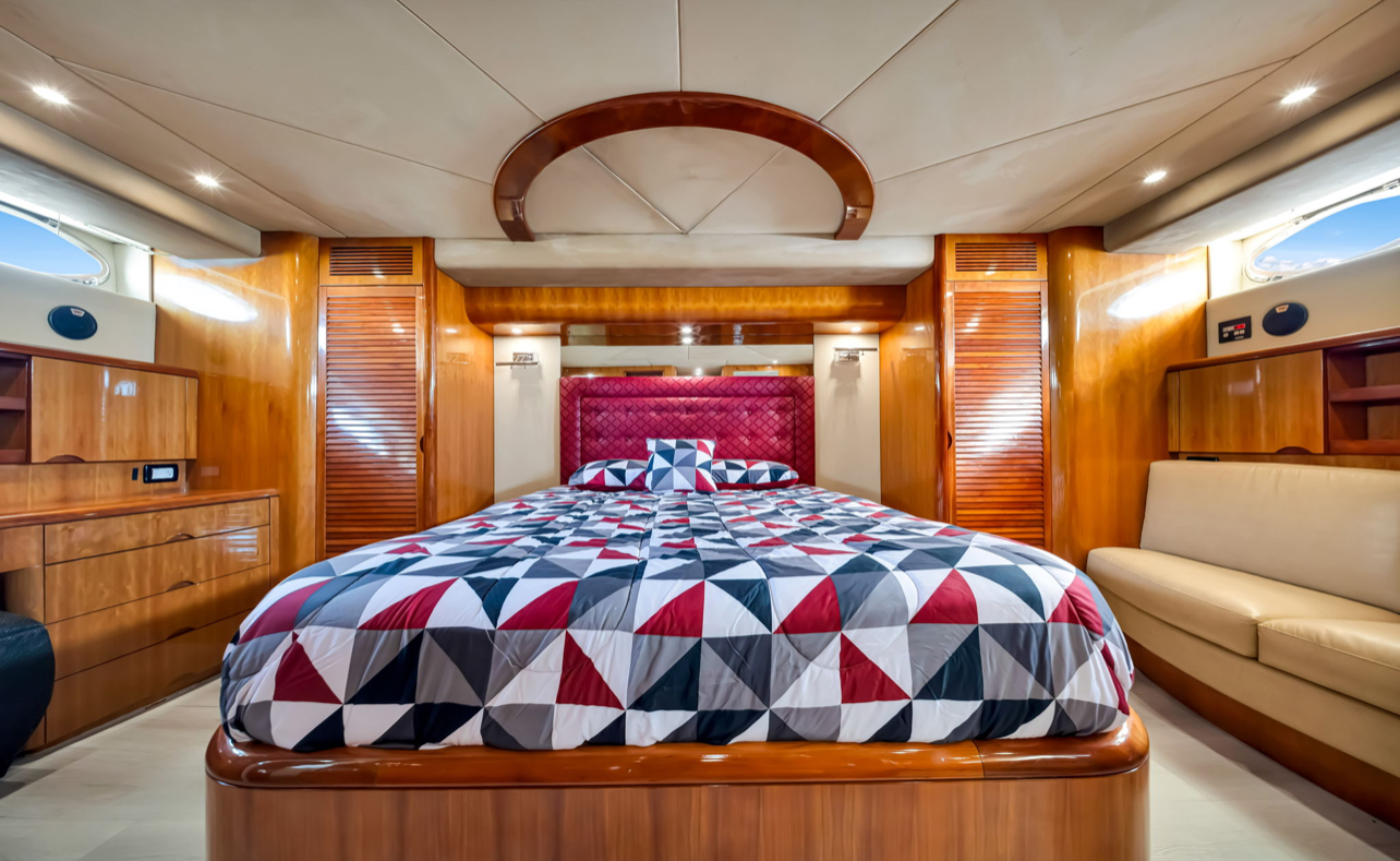 Ferretti 80 ft — photo 9 of 10