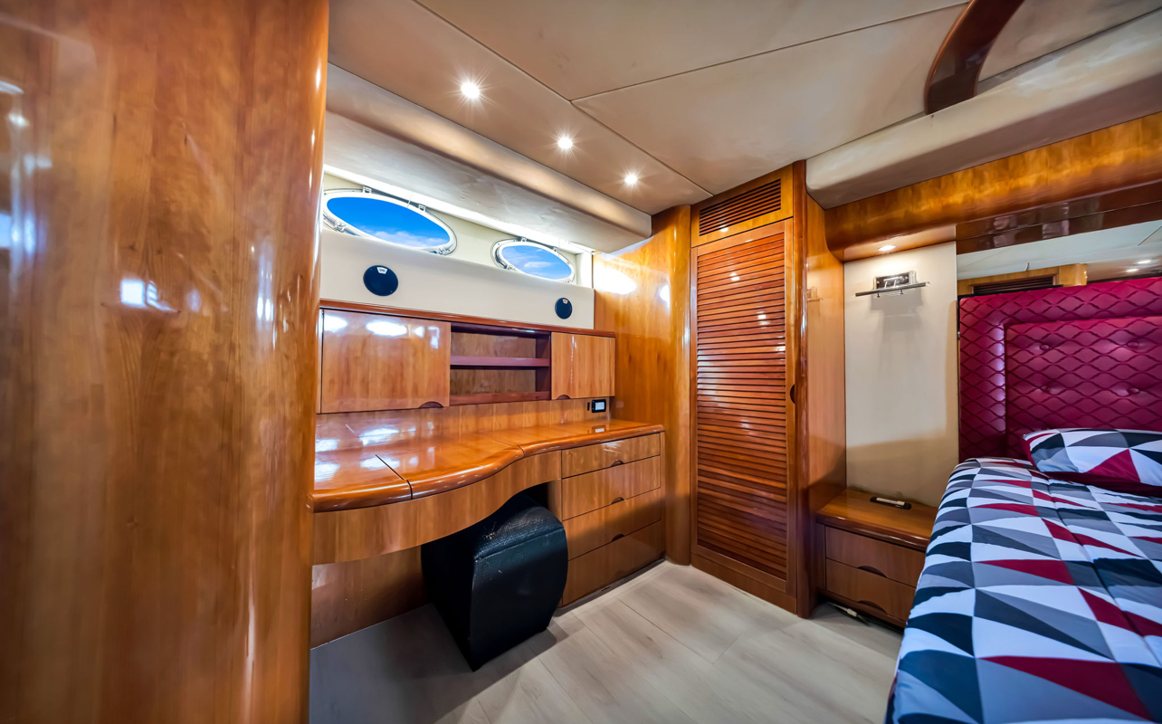 Ferretti 80 ft — photo 10 of 10